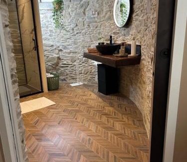 Domagne House | Chambre avec salle de bain tourelle