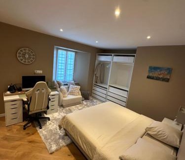 Domagne House | Chambre avec salle de bain tourelle