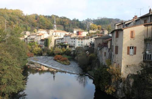 Olliergues Bed & Breakfast | Chambre Bounty, B&B, cuisine privée, lit queen size, terrasse, parking, garage