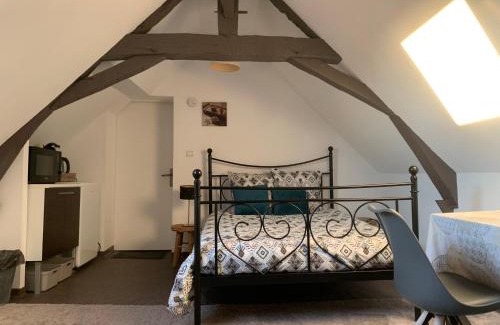 La Menitre Apartment | Chambre chaleureuse avec accès indépendant et sanitaires indépendants