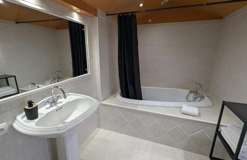 Briare Bed & Breakfast | Chambre colorée au centre de Briare, petit-déjeuner inclus - FR-1-590-570