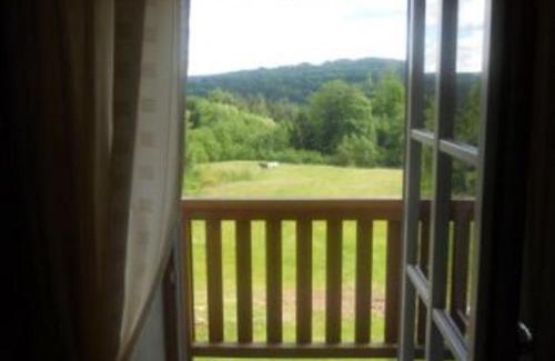 Moyenmoutier Bed & Breakfast | Chambre Coquelicot au calme, nature et authenticité du 18ème avec petit déjeuner inclus - FR-1-589-702