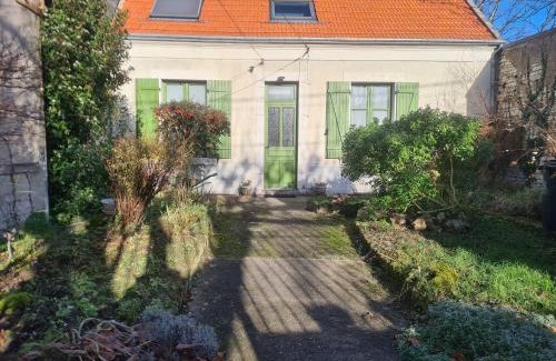 Chateauroux Bed & Breakfast | Chambre cosy avec coin salon et petit-déjeuner inclus - FR-1-591-687