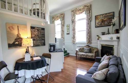 Bracebridge Apartment | Chambre D'amour (suite) | The Jypsy Inn