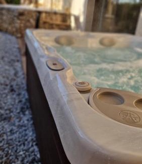 Allauch Bed & Breakfast | Chambre d'hôte Cigale jacuzzi et jardin privé