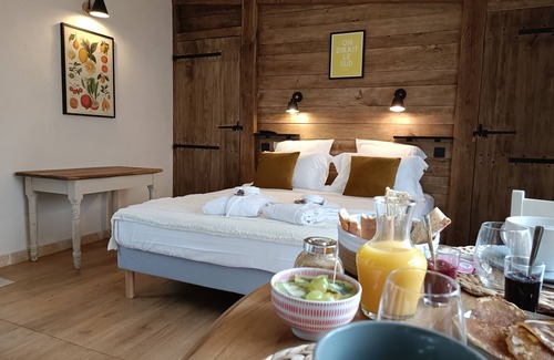 Figeac Bed & Breakfast | Chambre D'hôtes SPA Privatif La Tour du Laurensou Figeac La Campagne en Ville