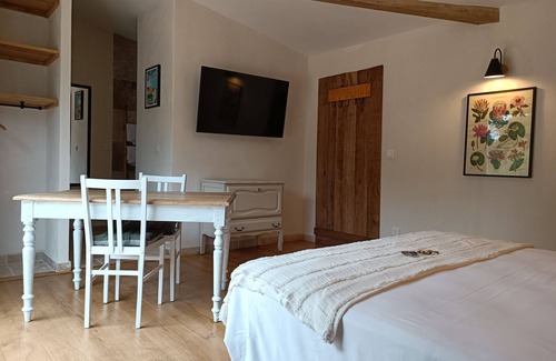 Figeac Bed & Breakfast | Chambre D'hôtes SPA Privatif La Tour du Laurensou Figeac La Campagne en Ville