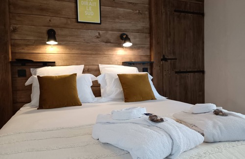 Figeac Bed & Breakfast | Chambre D'hôtes SPA Privatif La Tour du Laurensou Figeac La Campagne en Ville