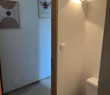 Lisle-sur-Tarn House | Chambre et salle de bain indépendantes