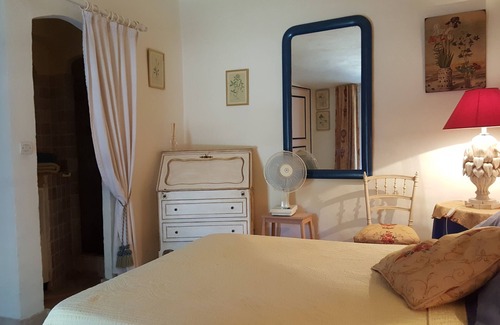 Plan-de-la-Tour Bed & Breakfast | Chambre Familiale Miel et Mimosa