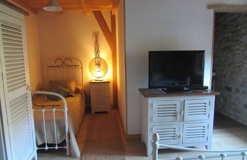 Castelnau-de-Montmiral Bed & Breakfast | Chambre d'hôtes Acacia at "La Boriette" in peaceful Occitan Tuscany