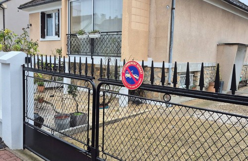 Champigny-sur-Marne Apartment | Chambre Meuble tourisme. TV, WIFI, bathroom/WC and private access