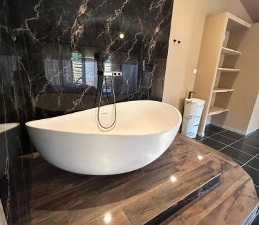 Grans House | Chambre privée avec baignoire double