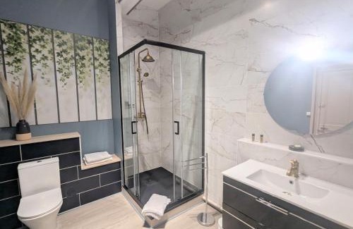 Cluis Bed & Breakfast | Chambre Royale au Château de la Rose avec Parking Privé - FR-1-591-766