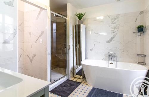 La Menitre Bed & Breakfast | Chambres d'hôtes élégantes à La Ménitré avec piscine chauffée et wifi - FR-1-622-115