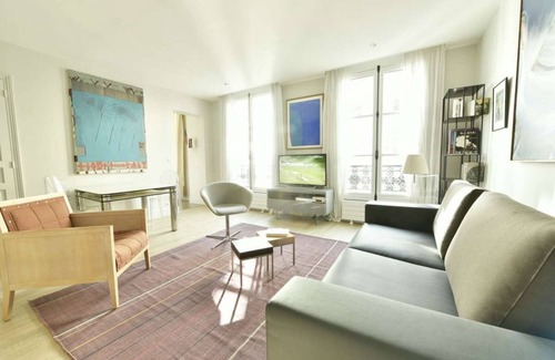 Marais Apartment | Champagne, 1BR/1BA, 3 people