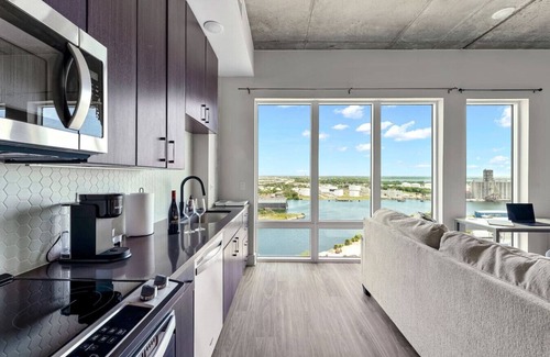 Channel District Apartment | Channelside: Amalie Arena | Convention Center | DT