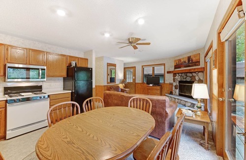 Eagle River Villa | Chanticleer Inn Villa 8