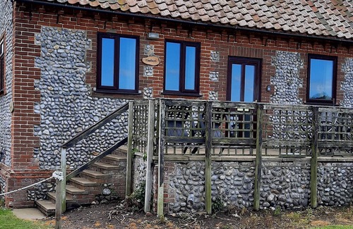 Weybourne House | Characterful converted barn, N. Norfolk coast, 5 min from beach, 2 min from pub