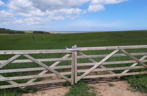 Weybourne House | Characterful converted barn, N. Norfolk coast, 5 min from beach, 2 min from pub