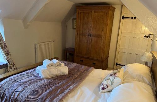 Avening House | Characterful, Cosy Cotswold Cottage, Folly Cottage