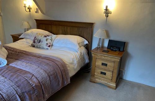 Avening House | Characterful, Cosy Cotswold Cottage, Folly Cottage