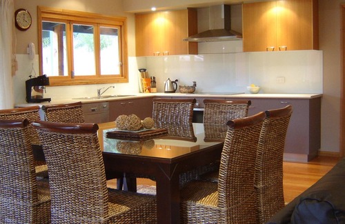 Freeburgh House | Charan Oaks, quiet location in the Ovens Valley