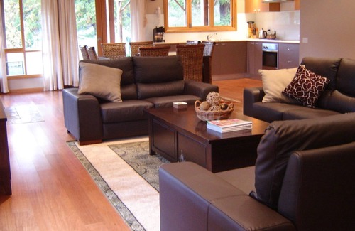 Freeburgh House | Charan Oaks, quiet location in the Ovens Valley