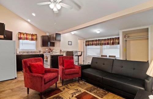 Geneva-on-the-Lake House | Chardonnay Cottage - GOTL Strip - Cozy & Quaint