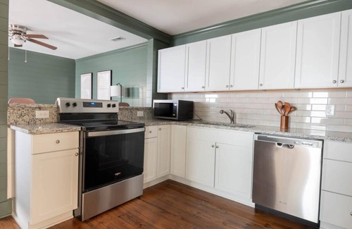 Cannonborough Elliotborough House | Charleston Charm - King Street 6 Bedroom House!