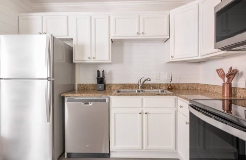 Cannonborough Elliotborough House | Charleston Charm - King Street 6 Bedroom House!