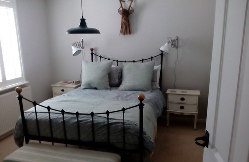 Charlestown House | Charlestown Cottage-Sleeps up to 4, Parking, 1 minute from Harbour