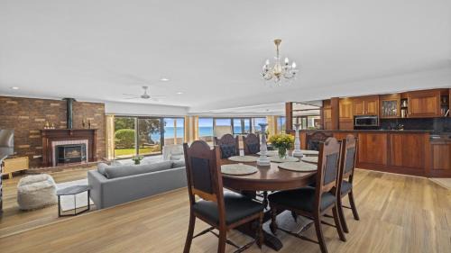 Coffs Harbour House | Charlesworth 8 - Beach Reserve, Amazing Views, Walk to Resorts, Sleeps 8