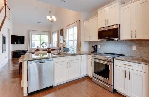 Charlotte House | Charlotte Townhome with Patio Near Spectrum Center!
