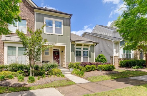 Charlotte House | Charlotte Townhome with Patio Near Spectrum Center!