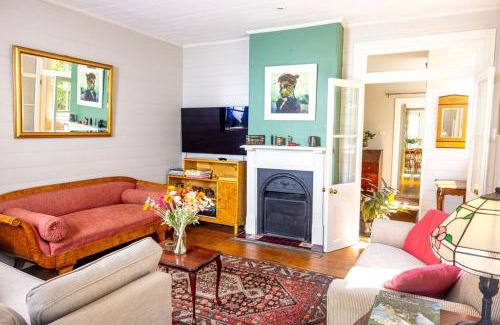 Waverton House | Charm & History 3bdr Cottage close to harbour views