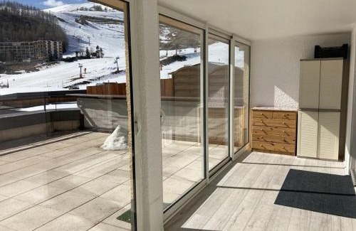 Orcieres-Merlette Apartment | Charmant 2 pièces cabine avec véranda, terrasse exposée sud, proche des pistes et commerces, WiFi inclus - FR-1-262-76