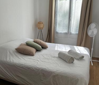 La Celle-sous-Gouzon Apartment | Charmant 2P Cosy Bord de Seine avec terrasse