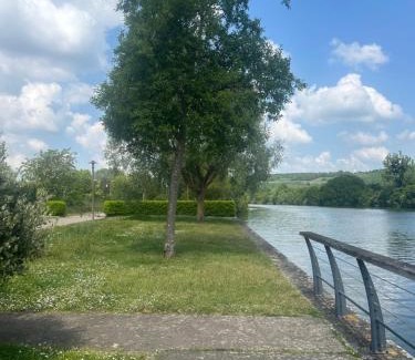 La Celle-sous-Gouzon Apartment | Charmant 2P Cosy Bord de Seine avec terrasse