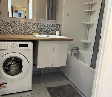 La Celle-sous-Gouzon Apartment | Charmant 2P Cosy Bord de Seine avec terrasse