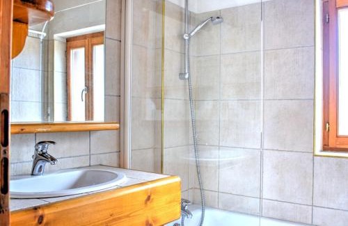 Morzine Apartment | Charmant appartement au cœur de Morzine, proche télécabines, 2 chambres, balcon, parking, WiFi inclus - FR-1-524-40