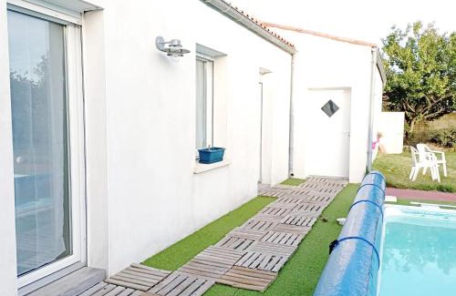 La Jarrie Apartment | Charmant appartement avec jardin et piscine à La Jarrie