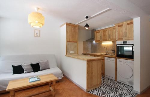 Mont-Dore Apartment | Charmant F2 bis au Mont-Dore avec balcon, au pied des pistes, 6 pers, parking, ascenseur - FR-1-415-150