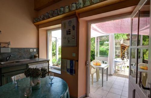 Marols House | Charmant gîte à Marols avec Wifi, jardin et terrasse - FR-1-496-2