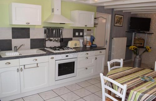 La Tour-Saint-Gelin House | Charmant Gîte XIXe Avec Cour Close - FR-1-381-24