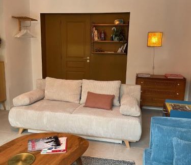 Hyeres Apartment | Charmant rez de jardin de villa