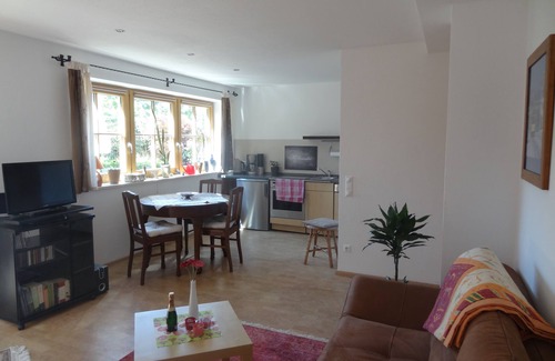 Prien am Chiemsee Apartment | °charmante Ferienwohnung mit Terrasse und Garten-top renoviert, mit sep. Schlafzimmer, 60 qm