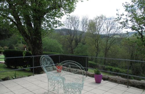 Arfeuilles House | Charmante maisonnette avec piscine partagée, animaux acceptés, terrasse et jardin - FR-1-489-131