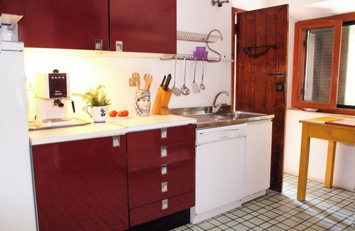 Mola Villa | Charmante Villa 50 m vom Meer entfernt, mit Garten. Vier Gäste.