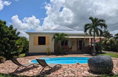 Lamentin Villa | Charmante villa créole climatisée, jardin tropical et piscine privés
